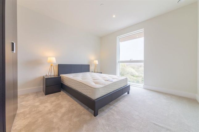 Flat to rent in Tizzard Grove, London