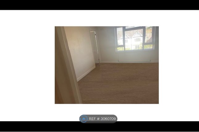 Windsor Court, Friern Barnet Lane, London photo 2