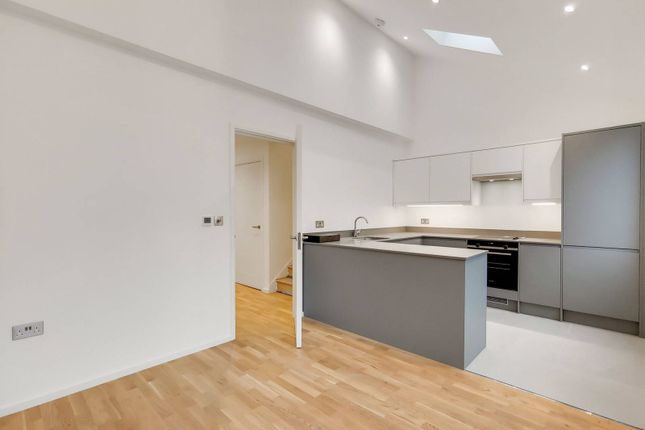 Flat to rent in Upper Richmond Road, East Putney, London