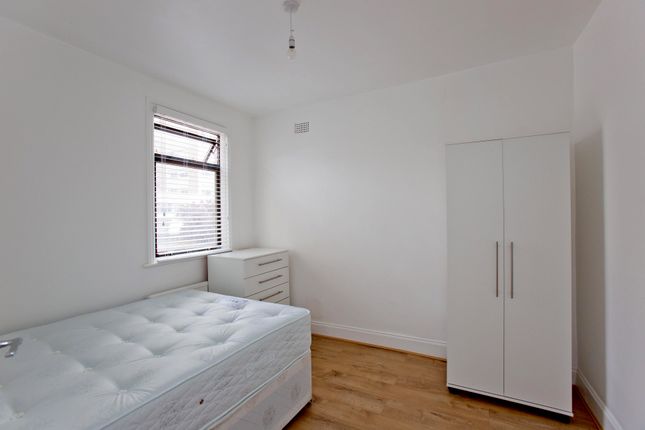 Thumbnail Room to rent in St. Bartholomew's Road, London