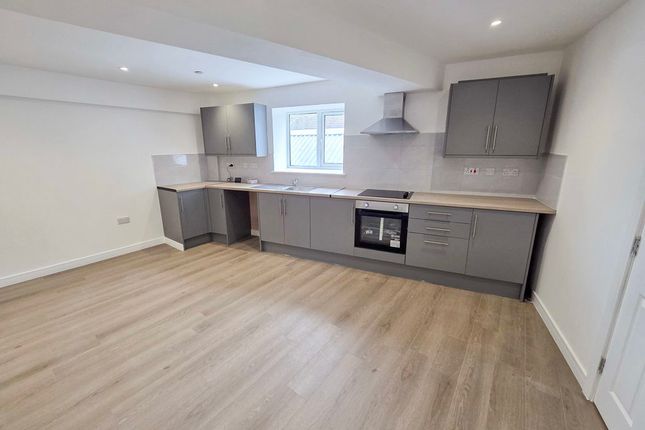 Flat B, 32, Cardiff Road, Caerphilly photo 3