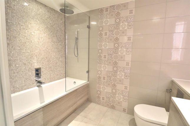 Flat for sale in Bondway, London