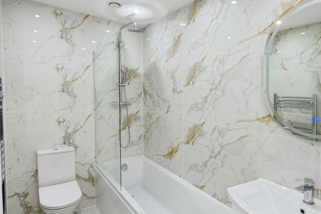 Flat 2, 31, Waverley Way, CARSHALTON photo 5