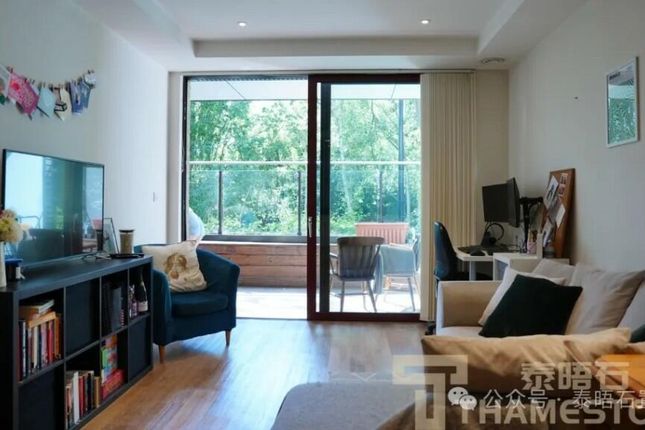 1-bed flat on Knaresborough Drive, London, £460,000