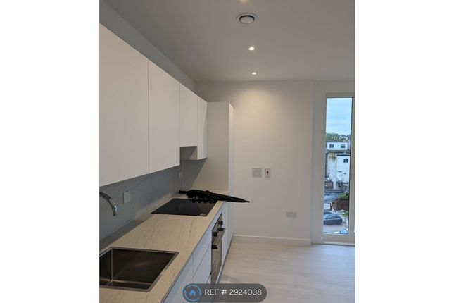 Flat, Wryneck Apartments Perryfield Way, London photo 4