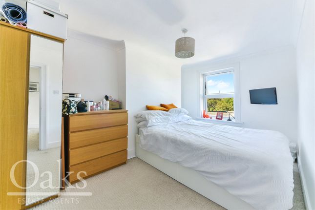 Flat for sale in Knights Hill, London
