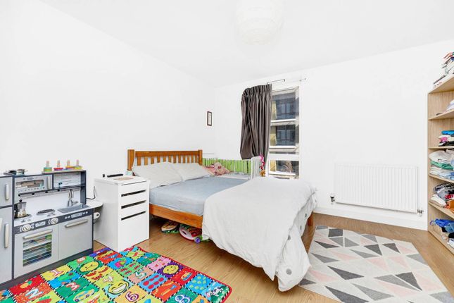 Flat for sale in Connington Road, Greenwich, London