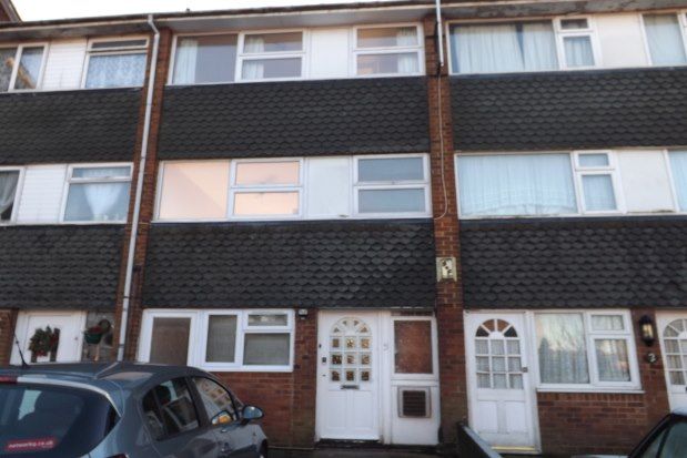 Town house to rent in Lamorna Close, Luton