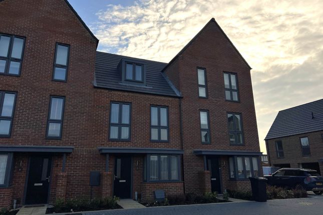 Thumbnail Room to rent in Bay Willow Mews, Dunstable