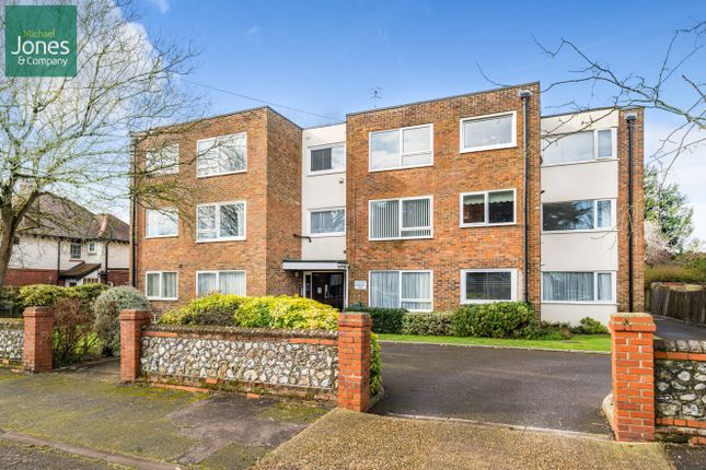 Flat to rent in West Avenue, Worthing, West Sussex