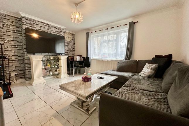 Flat 154, Geffrye Court, London photo 2