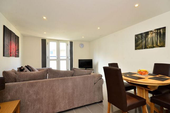 Garratt Lane, Wandsworth photo 2