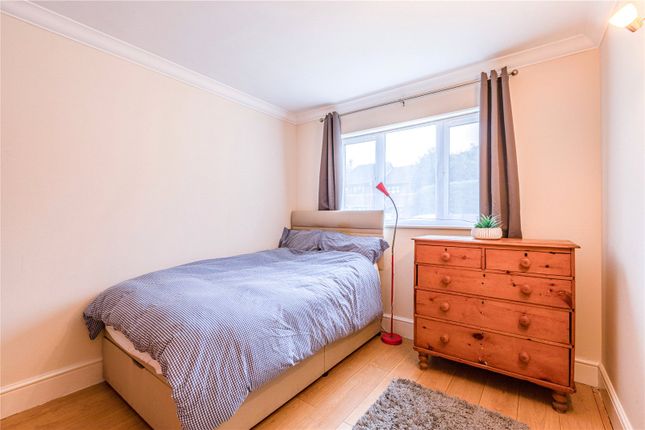 38, Escott Place, Chertsey photo 4