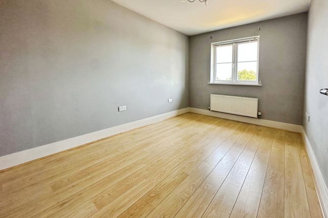 11, Summer Court, Wokingham photo 4