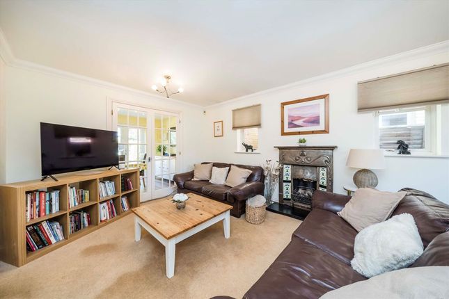 12, Savile Close, Thames Ditton photo 3