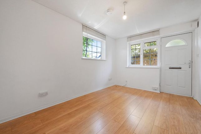 25, Cromwell Close, Acton photo 4