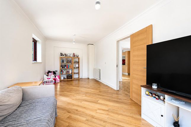 24A, Hedge Lane, Palmers Green photo 4