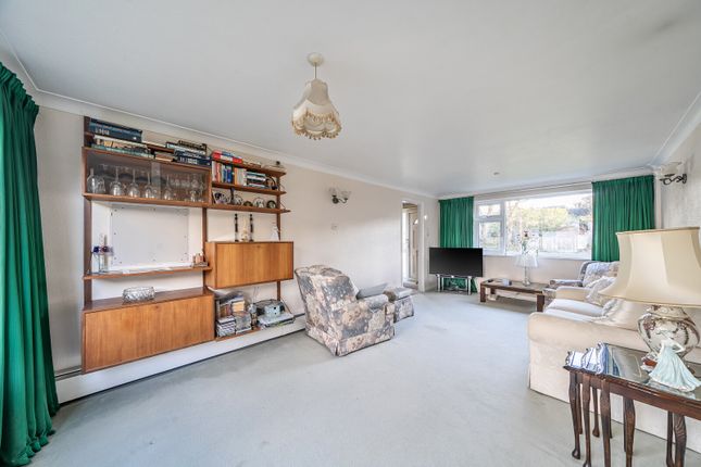 32, Coombe Drive, Addlestone photo 4
