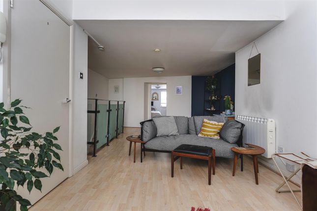 Flat for sale in Shore Road, London