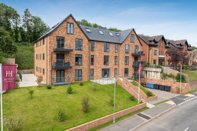 Flat to rent in Kingsmead Road, High Wycombe, Buckinghamshire