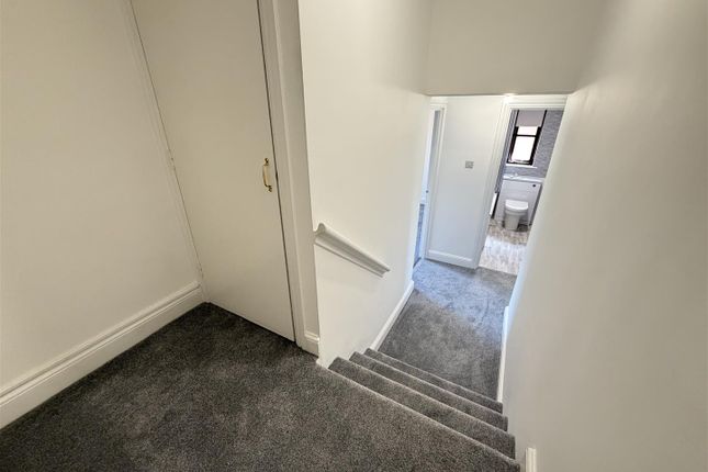 Flat 10, Rodings Court, London photo 3
