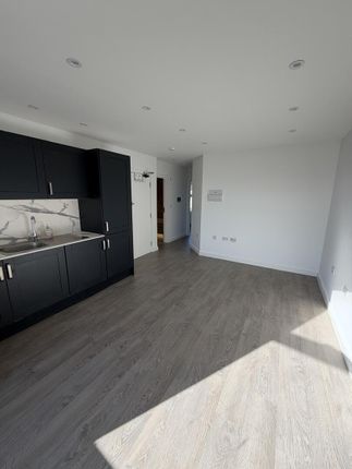 2-bed house on Devonshire Road, London, £2,200/mo