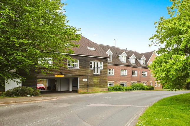 Thumbnail Flat for sale in Brookhill Road, Copthorne, Crawley