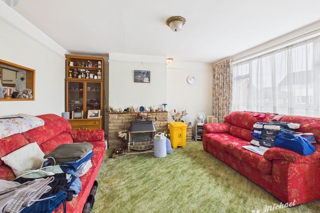 64 Finmere Crescent, Aylesbury photo 2