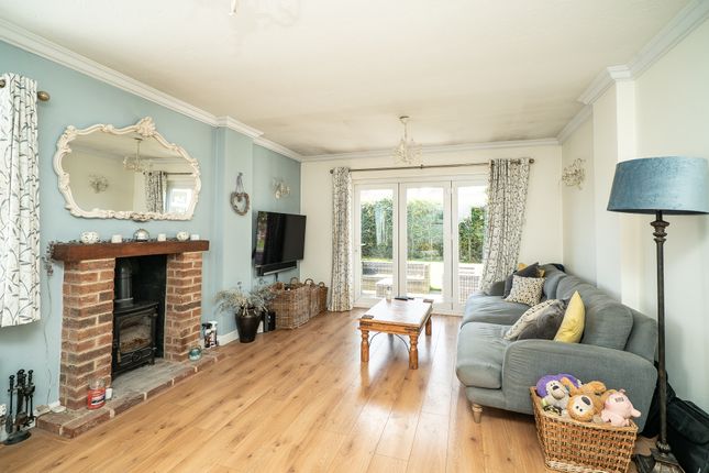 14, Cross Meadow, Chesham photo 3