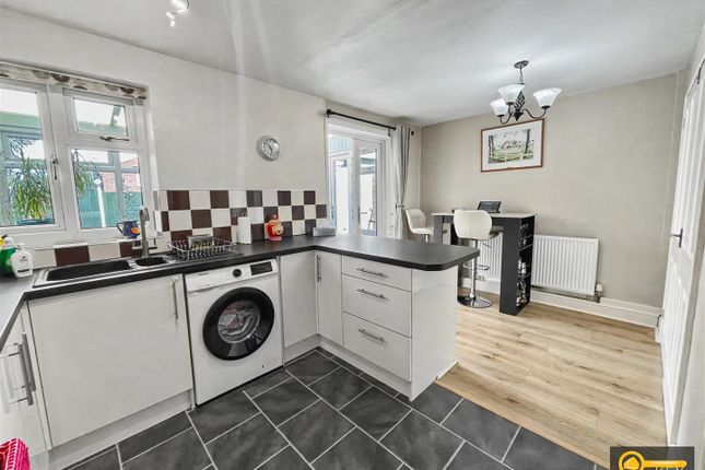 13, Freesland Rise, Nuneaton photo 3