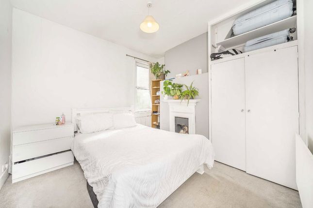 96B, Grantham Road, London photo 4