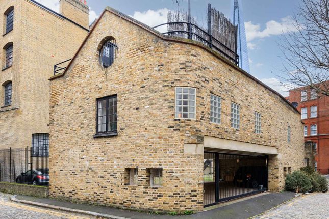 Brilliant House, 14, Ship and Mermaid Row, London photo 2