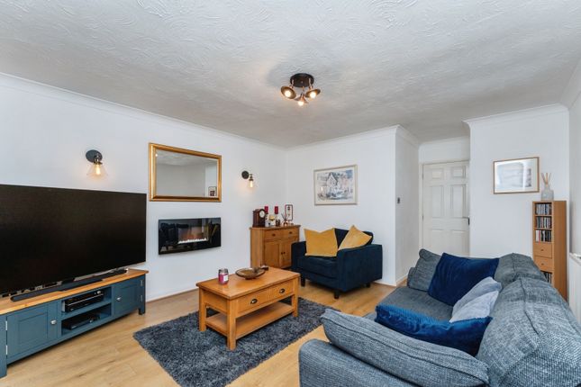 7, Walnut Crescent, Clwyd photo 2