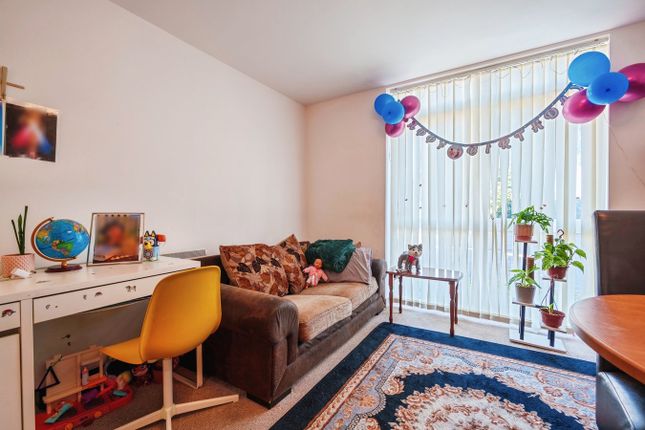 15, Mayfair Court, Prenton photo 3
