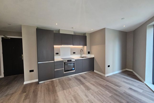 Flat to rent in Springwell Gardens, Whitehall Road, Leeds