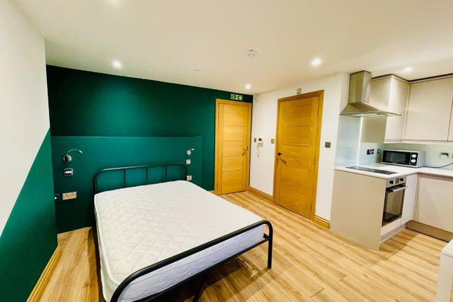 Studio to rent in The Avenue, West Ealing, London.