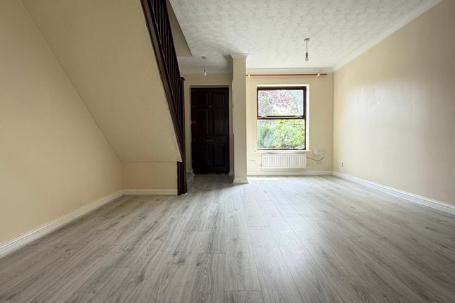 23, Luton photo 2
