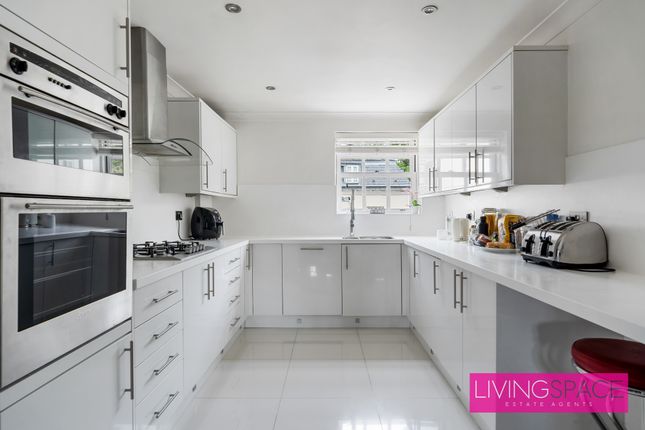 Flat for sale in Games Road, Barnet