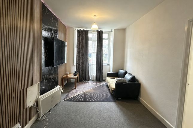 Dersingham Avenue, London photo 3