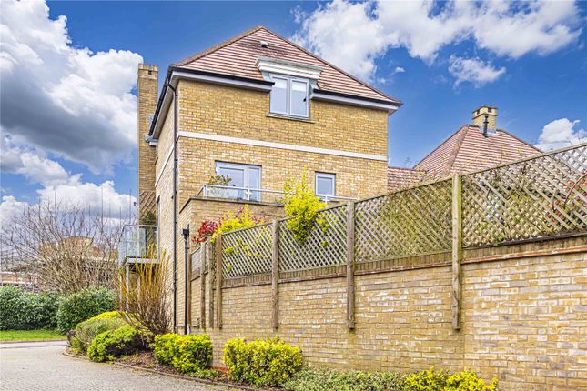 Link-detached house for sale in Kingcup Avenue, Leverstock Green, Hemel Hempstead, Hertfordshire