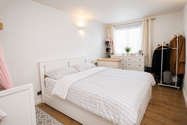 59, Basildon photo 5