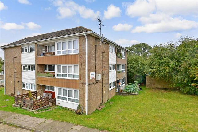 Thumbnail Flat for sale in Chetwode Road, Tadworth, Surrey