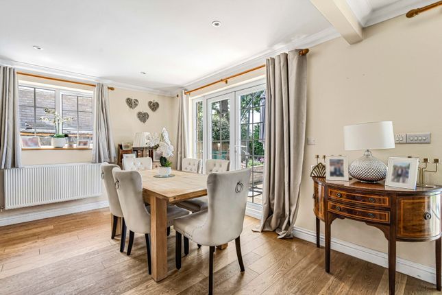 5, Darvel Close, Surrey photo 4
