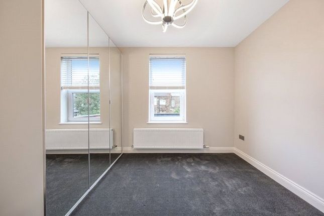 Flat to rent in Lancaster Road, Enfield, Middlesex