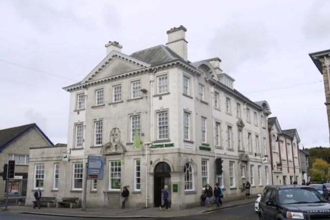 Studio house on Lloyds Bank plc, Fore Street, Okehampton, £2,667/mo
