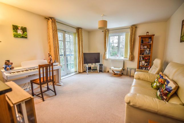 6, Alexandra Close, Dursley photo 2