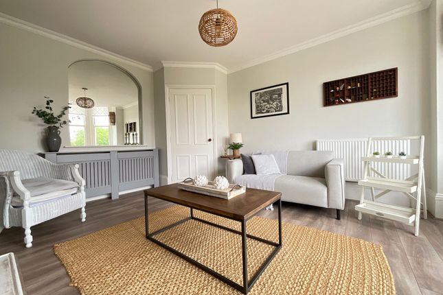Flat 2, 25 Grosvenor Crescent, Scarborough photo 3