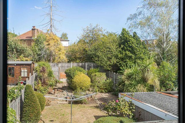 22, Knoll Drive, London photo 4