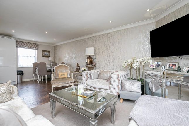 Flat for sale in Kings Place, Buckhurst Hill