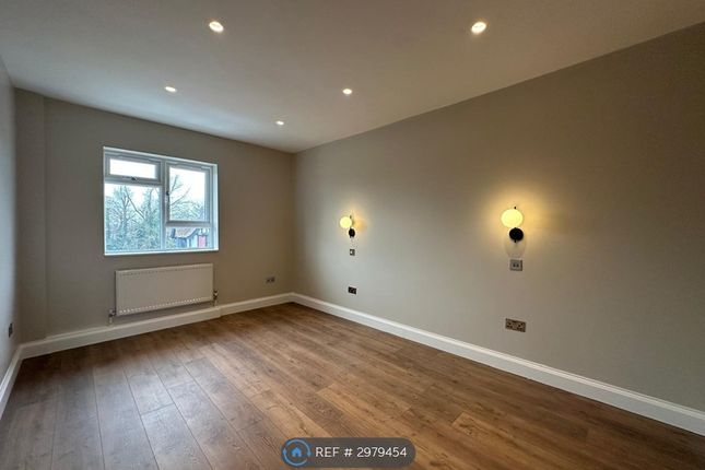 B New Pond Parade, Ruislip photo 4